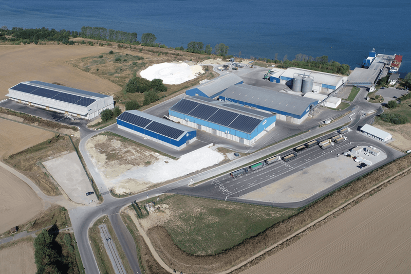 Ansicht von oben auf die Hallen vom Hafen Vierow