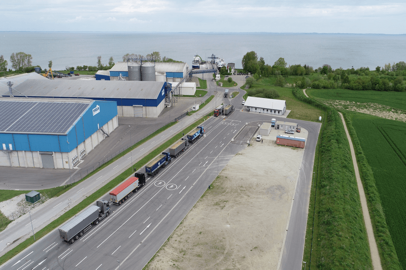 LKW mit Ladung am Hafen Vierow