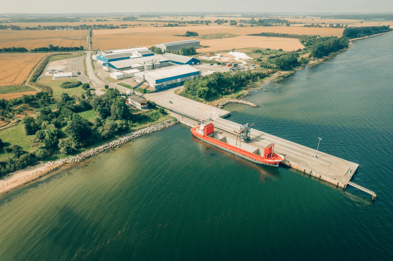 Ein rotes Schiff hat im Hafen Vierow angelegt