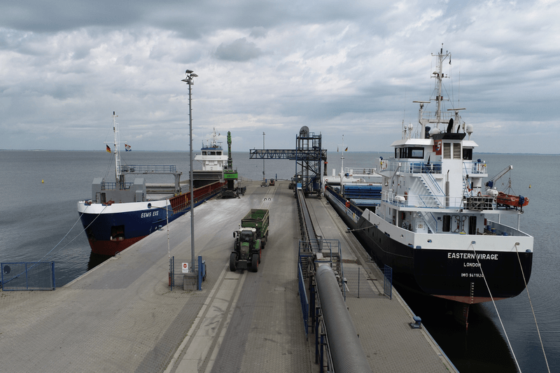 Schiffe im Hafen Vierow